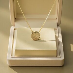 Elegant Gold Pendant Necklace